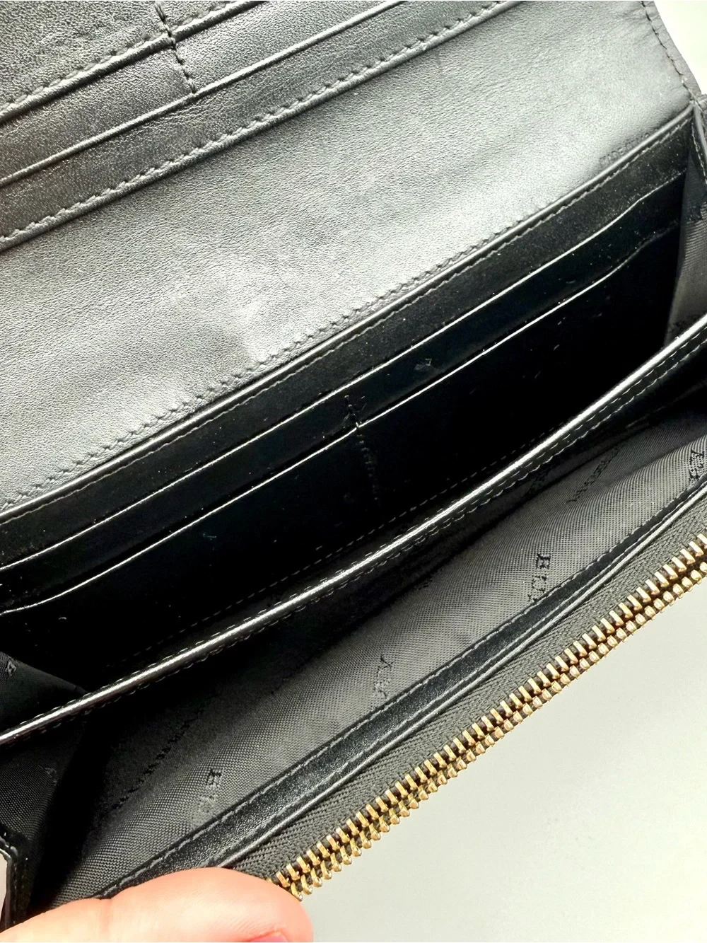 Burberry Embossed Pattern Black Leather Wallet | New Zipper Pull